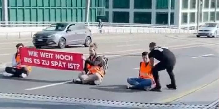 İsviçre'de yolu kapatan iklim aktivistleri bir sürücüyü çileden çıkardı